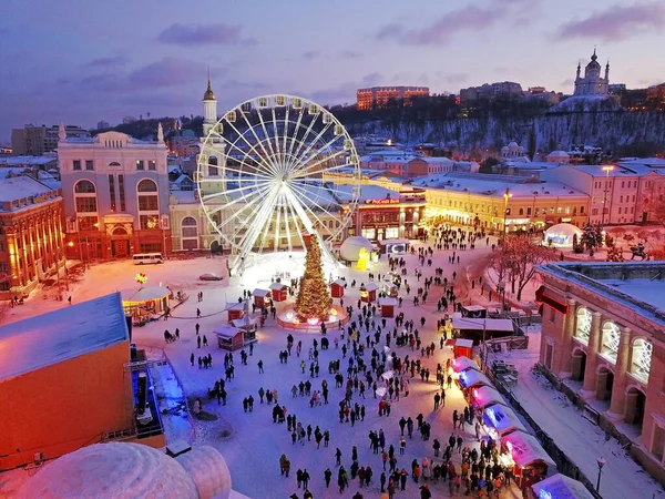 Ukrayna, Kyiv 'deki Kontraktova Meydanı' nda Noel ağacı, dönme dolap ve geleneksel Noel panayırı