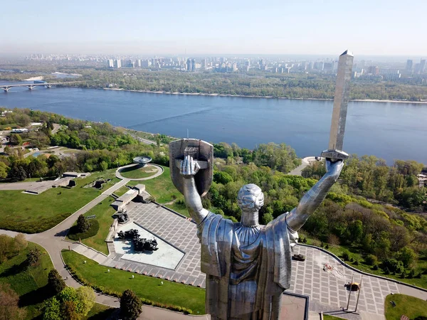 Hava görüntüsü. Anavatan, Kyiv 'de anıtsal heykel. Dinyeper Nehri 'nin sol kıyısının görüntüsü