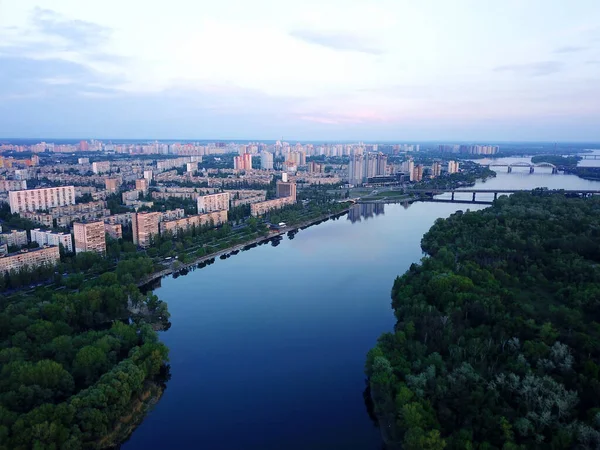 在基辅第聂伯河上空落日 空中无人驾驶飞机视图 — 图库照片