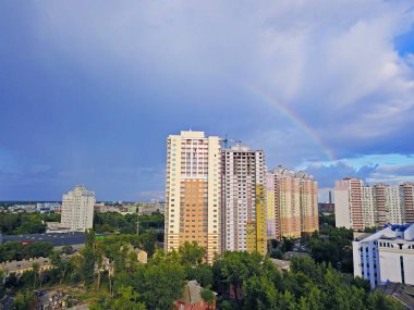 Hava görüntüsü. Şehrin üzerinde gökkuşağı
