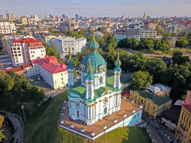 Hava aracı görüntüsü. Kyiv 'deki Aziz Andrews Kilisesi ilkbaharın başlarında güneşli bir günde