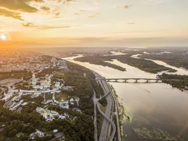 Hava görüntüsü. Gün batımında Kyiv 'deki Dinyeper Nehri manzarası