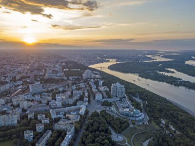 Hava görüntüsü. Gün batımında Kyiv 'deki Dinyeper Nehri manzarası