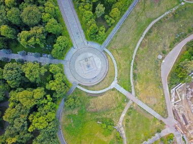 Baharda Kyiv 'deki parkta yeşil ağaçlar. Hava aracı görünümü