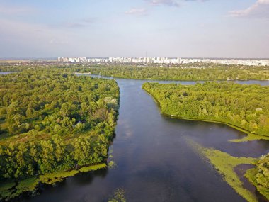 Kyiv 'deki Dinyeper Nehri üzerinde gün doğumu. Hava aracı görünümü.