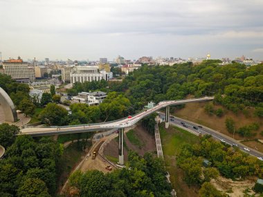 Hava aracı görüntüsü. Kyiv 'de yaya-bisiklet köprüsü