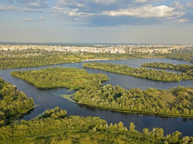 Kyiv 'deki Dinyeper Nehri üzerinde gün doğumu. Hava aracı görünümü.