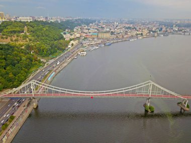 Hava aracı görüntüsü. Kyiv 'deki yaya köprüsü
