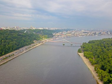 Hava aracı görüntüsü. Kyiv 'deki yaya köprüsü