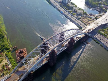 Hava aracı görüntüsü. Kyiv 'deki Dinyeper nehri üzerindeki köprü..