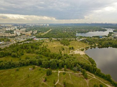 Kiev 'deki Dinyeper Nehri üzerinde yağmur bulutları. Hava aracı görünümü