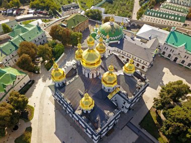 Hava görüntüsü. Güneşli bir sabahta Kyiv Pechersk Lavra Manastırı
