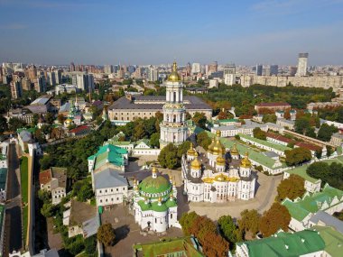 Hava görüntüsü. Güneşli bir sabahta Kyiv Pechersk Lavra Manastırı