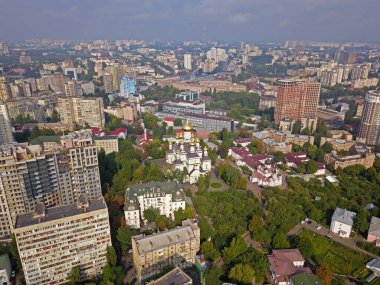 Modern şehrin havadan görünüşü