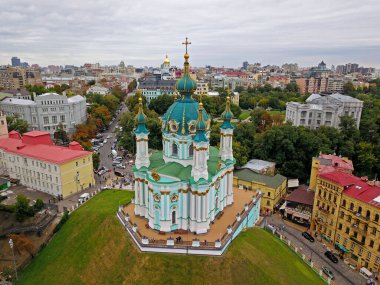 Hava aracı görüntüsü. Kyiv 'deki Aziz Andrews Kilisesi ilkbaharın başlarında güneşli bir günde
