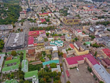 Modern şehrin havadan görünüşü