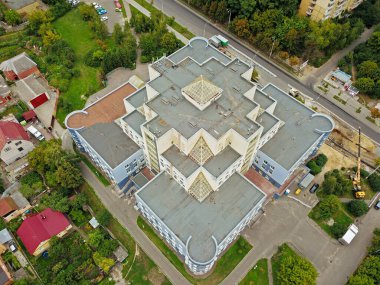 Kyiv 'deki modern binanın çatısı, hava manzaralı.