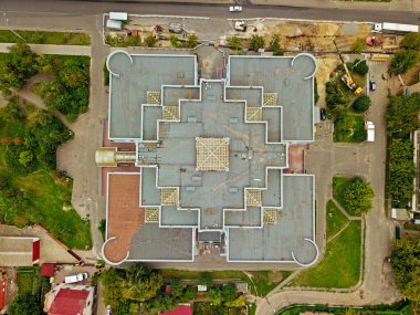 Kyiv 'deki modern binanın çatısı, hava manzaralı.