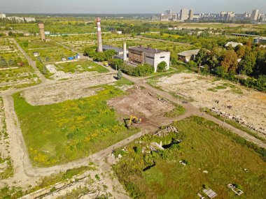 Hava aracı üst görüntüsü. Ukrayna köyünde terk edilmiş bir çiftlik.