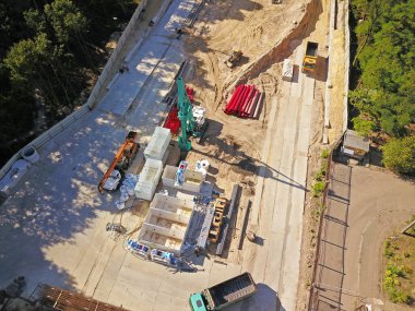 İnşaat alanında farklı makineler var. Hava aracı görünümü