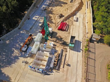 İnşaat alanında farklı makineler var. Hava aracı görünümü