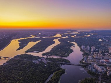 Kyiv 'deki Dinyeper Nehri üzerinde gün batımı. Hava aracı görünümü