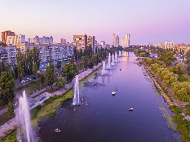 Kyiv 'deki Dinyeper Nehri üzerinde gün batımı. Hava aracı görünümü