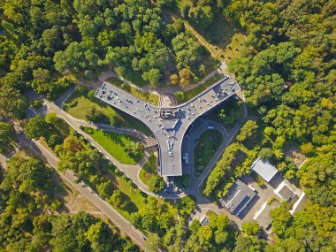 Bahar günü şehrin varoşlarındaki yaprak döken orman. Hava aracı görünümü