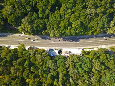 Bahar günü şehrin varoşlarındaki yaprak döken orman. Hava aracı görünümü