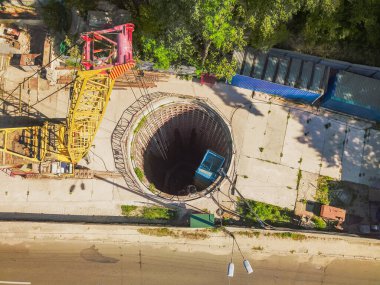 Yol kenarındaki inşaat alanının havadan görüntüsü