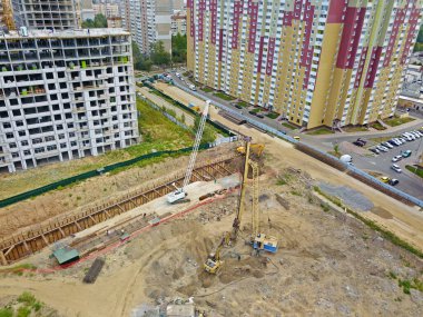Hava aracı görüntüsü. Kyiv 'de modern yerleşim alanı yakınında inşaat alanı  