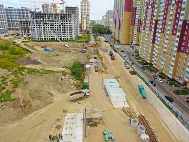Hava aracı görüntüsü. Kyiv 'de modern yerleşim alanı yakınında inşaat alanı  