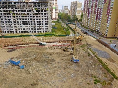 Hava aracı görüntüsü. Kyiv 'de modern yerleşim alanı yakınında inşaat alanı  