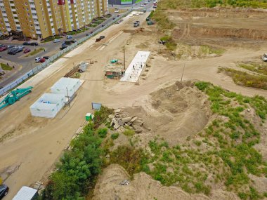 Hava aracı görüntüsü. Kyiv 'de modern yerleşim alanı yakınında inşaat alanı  