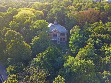 Hava görüntüsü. Ormanda terk edilmiş bir bina.