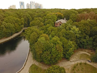 İlkbahar gününde Forest Gölü. Hava aracı görünümü
