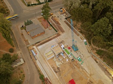 Hava aracı görüntüsü. Ormanın içinde inşaat alanı