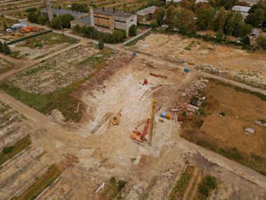 Hava aracı görüntüsü. Ormanın içinde inşaat alanı