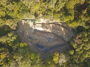 Hava aracı görüntüsü. Ormanın içinde inşaat alanı