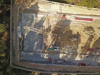 Hava aracı görüntüsü. Ormanın içinde inşaat alanı