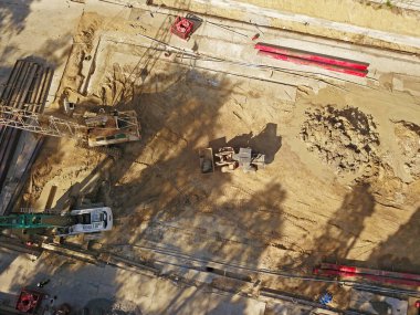 Hava aracı görüntüsü. Ormanın içinde inşaat alanı