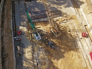 Hava aracı görüntüsü. Ormanın içinde inşaat alanı