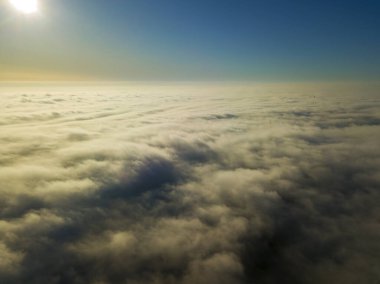 Güzel bulutların ve gökyüzünün manzarası