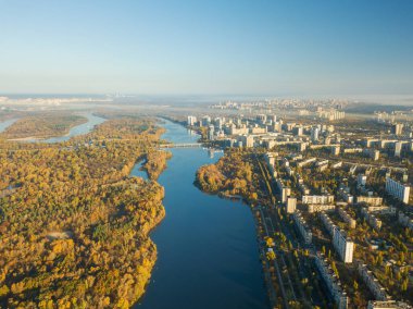 Hava aracı görüntüsü. Kyiv 'de sisli bir sabah, sonbahar sisi boyunca görülebilen evler.