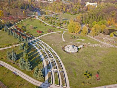 Hava görüntüsü. Sonbahar parkındaki patikalar