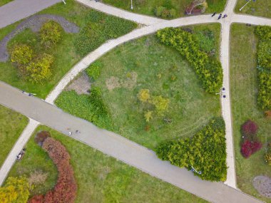 Hava aracı üst görüntüsü. Sonbaharda park et.