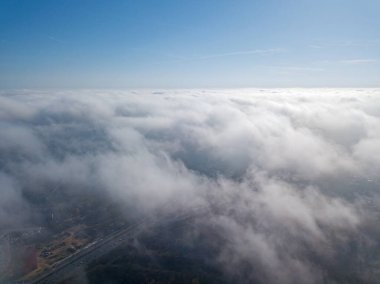 Kyiv şehrinde bulutlarda yüksek uçuş