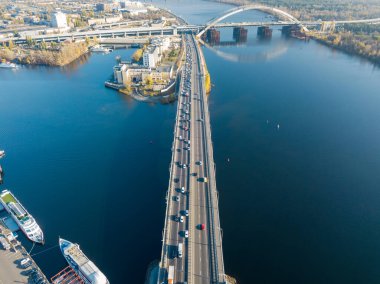 Hava görüntüsü. Kyiv 'deki Dinyeper Nehri manzarası