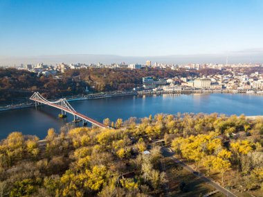 Hava aracı görüntüsü. Sabah erkenden yaya köprüsü