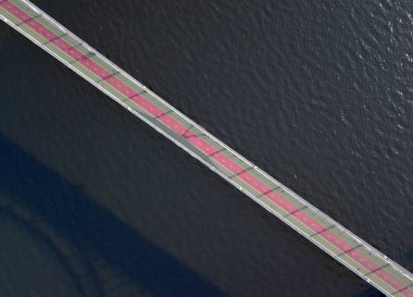 Hava aracı görüntüsü. Sabah erkenden yaya köprüsü